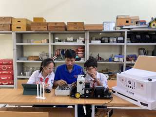 Nhóm học sinh nghiên cứu thành công ứng dụng công nghệ AI sáng tạo ra thiết bị phòng chống ngủ gật, đạp nhầm chân ga cho người lái xe an toàn